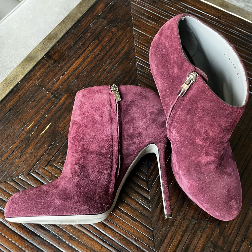 SI Rossi  Burgundy suede booties.